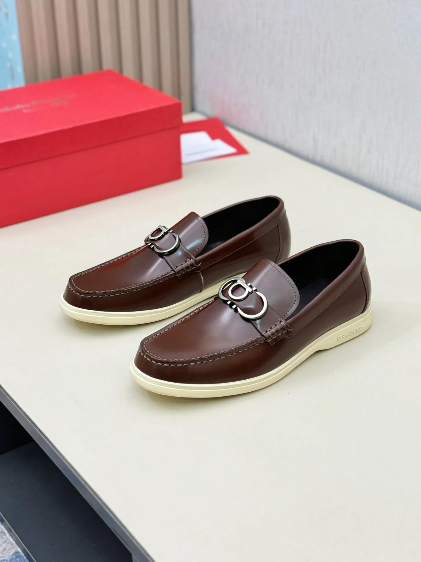 [Ferragamo] P: 580💰 Number of yards: 38~44 (45 orders are non-returnable) Ferragam's new men's driving shoes, the fabric is made of imported cowhide, with visible texture, heavy industrial stitching, dyed calfskin inside, standard logo cowhide feet, big-name experience, soft and comfortable on the feet, a men's favorite, special non-slip and wear-resistant rubber soles, easy to handle various occasions, with original box packaging!